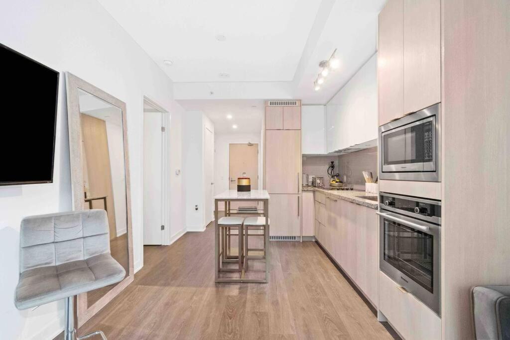 Condo In The City Торонто Экстерьер фото